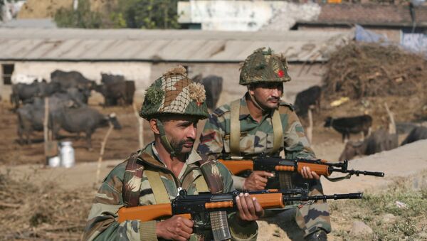 Soldados do exército indiano ficam de guarda perto da base da Força Aérea Indiana (IAF) em Pathankot em Punjab - Sputnik Brasil