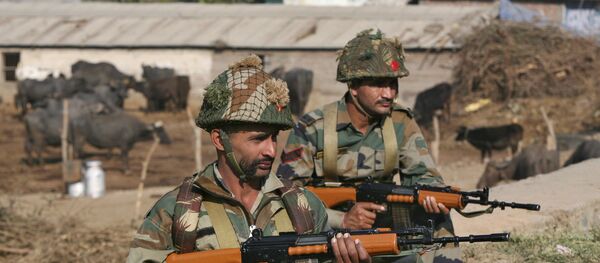 Soldados do exército indiano ficam de guarda perto da base da Força Aérea Indiana (IAF) em Pathankot em Punjab - Sputnik Brasil