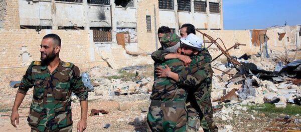 Soldados do governo sírio se abraçam em comemoração dentro da base aérea Kuweires, leste de Aleppo, Síria - Sputnik Brasil