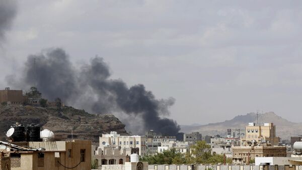 Smoke rises after a Saudi-led airstrike hit a site in Yemen - Sputnik Brasil
