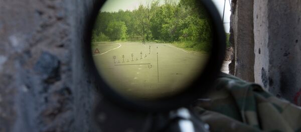 Vista através da mira de um fuzil de precisão - Sputnik Brasil