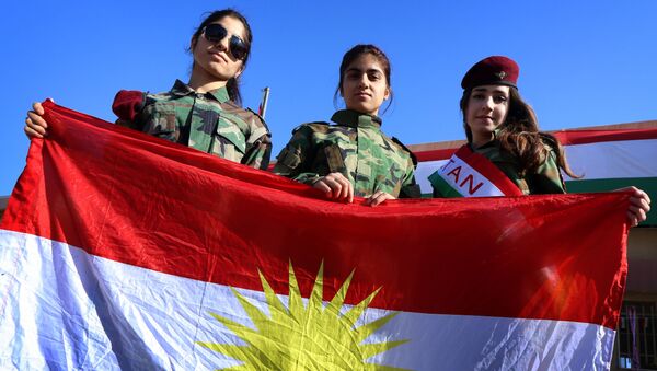 Iraqi Kurdish girls carry a Kurdistan flag during the celebration of Flag Day in the northern city of Arbil, the capital of the autonomous Kurdish region in northern Iraq - Sputnik Brasil