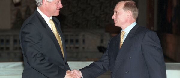 Bill Clinton, presidente dos EUA na altura, e Vladimir Putin, então primeiro-ministro da Rússia, durante a visita oficial de Putin à Noruega em 1999 - Sputnik Brasil