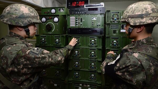Soldados sul-coreanos preparam equipamento antes de iniciar emissões de propaganda para o território da Coreia do Norte, 8 de janeiro de 2016 - Sputnik Brasil