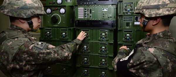 Soldados sul-coreanos preparam equipamento antes de iniciar emissões de propaganda para o território da Coreia do Norte, 8 de janeiro de 2016 - Sputnik Brasil