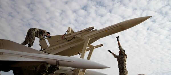 Militares iranianos se preparam para lançar um míssil (foto de arquivo) - Sputnik Brasil