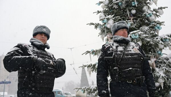 Dois policiais durante uma nevada em Moscou - Sputnik Brasil