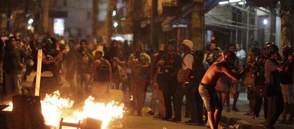Policiais Militares e manifestantes entram em confronto durante ato organizado por integrantes do movimento Passe Livre, no Centro da cidade do Rio de Janeiro, contra o aumento do valor da tarifa do transporte público, na tarde desta sexta-feira (08) - Sputnik Brasil