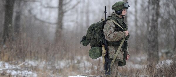 Um soldado mostra equipamento militar Ratnik no âmbito de exercícios militares na região de Moscou. - Sputnik Brasil