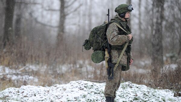 Um soldado mostra equipamento militar Ratnik no âmbito de exercícios militares na região de Moscou. - Sputnik Brasil