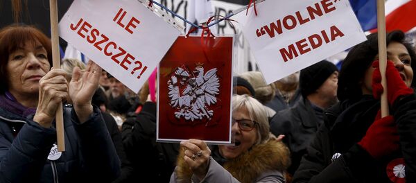 Protesto contra o governo e a favor da liberdade de imprensa em Varsóvia, Polônia - Sputnik Brasil