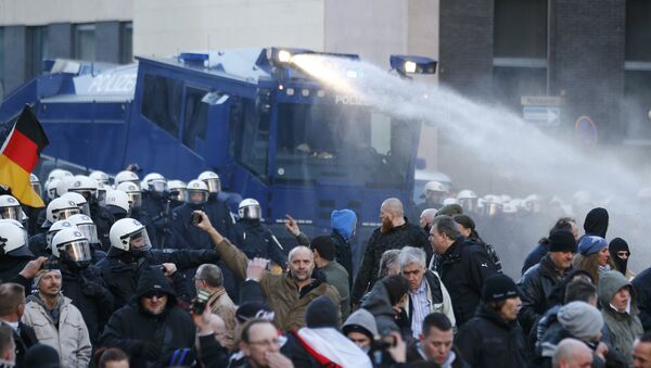 Police use a water cannon during a protest march by supporters of anti-immigration right-wing movement PEGIDA (Patriotic Europeans Against the Islamisation of the West) in Cologne, Germany, January 9, 2016 - Sputnik Brasil