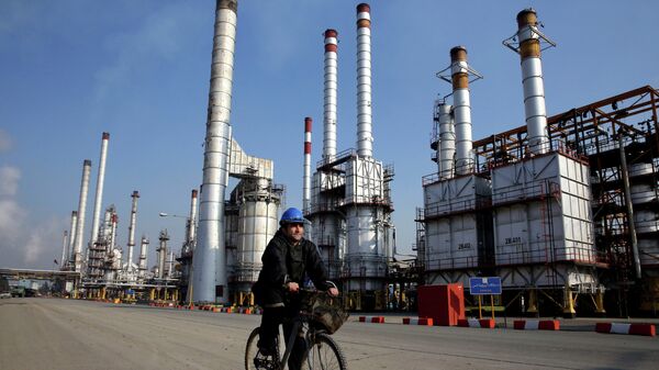 Iranian oil worker rides his bicycle at the Tehran's oil refinery south of the capital Tehran, Iran - Sputnik Brasil