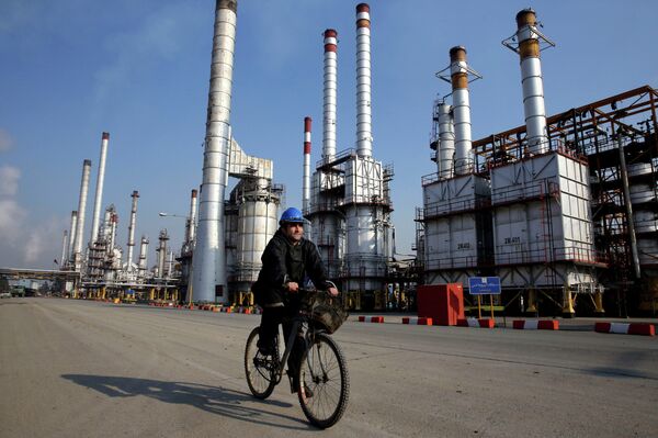 EUA ameaçam com sanções se China continuar comprando petróleo iraniano, reporta mídia - Sputnik Brasil