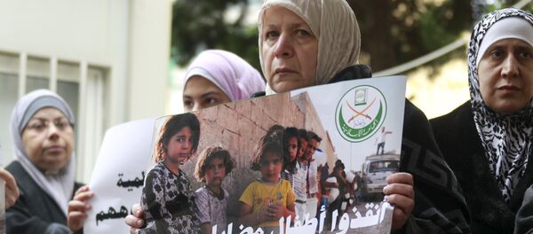 Manifestantes pedem o fim ao cerco de Madaya, em frente ao Comitê Internacional da Cruz Vermelha em Beirute, Líbano, em 8 de janeiro de 2016 Manifestantes pedem o fim ao cerco de Madaya, em frente ao Comitê Internacional da Cruz Vermelha em Beirute, Líbano, em 8 de janeiro de 2016 - Sputnik Brasil