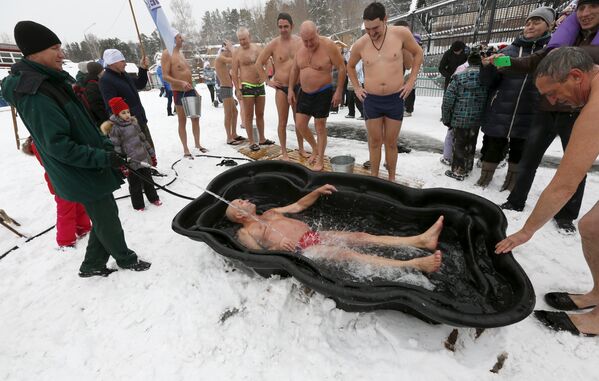 Sibéria: a incrível prática de mergulho no gelo! - Sputnik Brasil