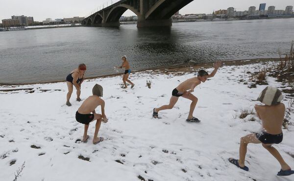 Sibéria: a incrível prática de mergulho no gelo! - Sputnik Brasil