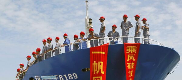 Tripulação de um navio chinês prepara-se a desembarcar no arquipélago Spratly, em 2013 - Sputnik Brasil