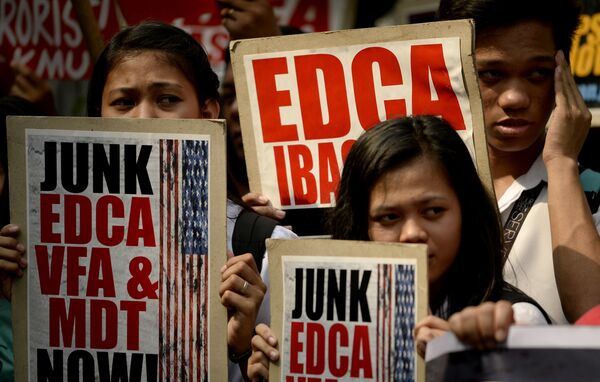 Manifestantes protestam contra acordo militar com EUA nas Filipinas, em 12 de janeiro Manifestantes protestam contra acordo militar com EUA nas Filipinas, em 12 de janeiro - Sputnik Brasil