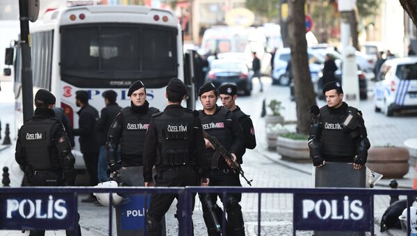 Policiais turcos no local do explosão no centro de Istambul, Turquia, 12 de janeiro de 2016 - Sputnik Brasil