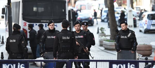 Policiais turcos no local do explosão no centro de Istambul, Turquia, 12 de janeiro de 2016 - Sputnik Brasil