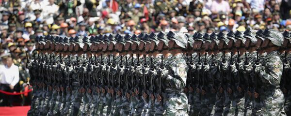 Soldados do Exército de Libertação da China marcham durante a parada militar em hominagem aos 70 anos da vitória na Segunda Guerra Mundial, Pequim, 3 de setembro de 2015 Soldados do Exército de Libertação da China marcham durante a parada militar em hominagem aos 70 anos da vitória na Segunda Guerra Mundial, Pequim, 3 de setembro de 2015 - Sputnik Brasil