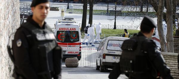 Policiais turcos no local do explosão no centro de Istambul, Turquia, 12 de janeiro de 2016 - Sputnik Brasil