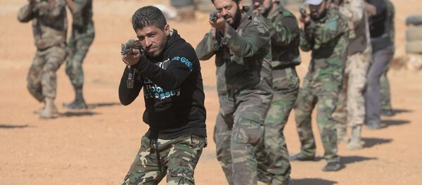 Voluntários sírios estão treinando no centro de treinamento nos arredores de Damasco, Síria, 20 de novembro de 2015 Voluntários sírios estão treinando no centro de treinamento nos arredores de Damasco, Síria, 20 de novembro de 2015 - Sputnik Brasil