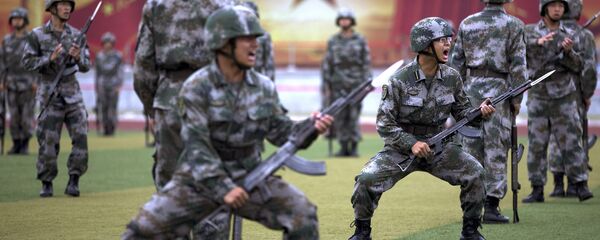 Soldados do Exército de Libertação Popular da China durante treinamento nos arredores de Pequim em julho de 2014 - Sputnik Brasil