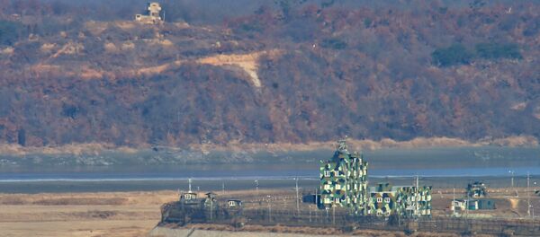 Postos fronteiriços da Coreia do Sul (no primeiro plano) e da Coreia do Norte (no segundo plano) perto da Zona Desmilitarizada - Sputnik Brasil