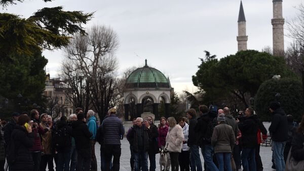 Turistas visitam o obelisco de Teodósio na praça Sultanahmet no dia seguinte ao atentado em Istanbul, Turquia, 13 de janeiro de 2016 - Sputnik Brasil