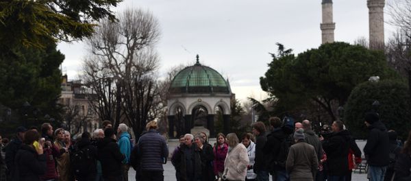 Turistas visitam o obelisco de Teodósio na praça Sultanahmet no dia seguinte ao atentado em Istanbul, Turquia, 13 de janeiro de 2016 Turistas visitam o obelisco de Teodósio na praça Sultanahmet no dia seguinte ao atentado em Istanbul, Turquia, 13 de janeiro de 2016 - Sputnik Brasil