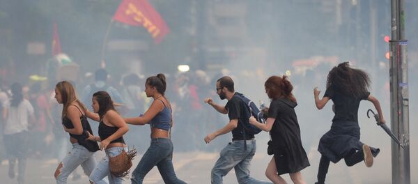 Manifestantes durante confrontos com polícia em 12 de janeiro, em São Paulo - Sputnik Brasil