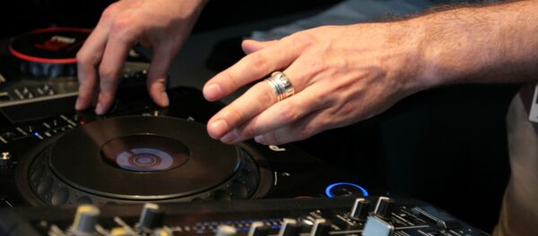 Mãos do DJ que toca uma composição musical - Sputnik Brasil