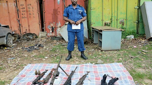 O porta-voz da polícia de Bujumbura, Pierre Nkwirikiye, mostra as armas apreendidas durante um raide na capital do Burundi em 10 de janeiro - Sputnik Brasil