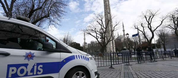 Polícia faz segurança na Praça Sultanahmet, vazia depois do atentado, Istambul, Turquia, 13 de janeiro de 2016 - Sputnik Brasil