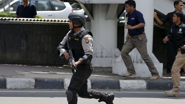 Um policial indonésio no local de uma explosão em Jacarta em 14 de janeiro - Sputnik Brasil