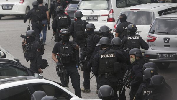 Police officers are deployed near the site where an explosion went off in Jakarta, Indonesia Thursday, Jan. 14, 2016 - Sputnik Brasil