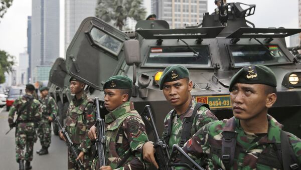 Soldados indonésios no local de uma explosão em Jacarta - Sputnik Brasil