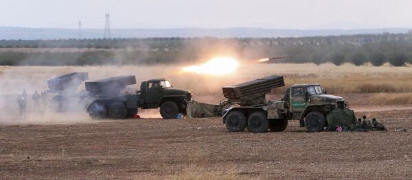 In this photo taken on Wednesday, Oct. 7, 2015, Syrian army rocket launchers fire near the village of Morek in Syria - Sputnik Brasil