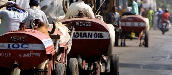 Carros empurrados por burros que transportam petróleo na Índia, Mumbai - Sputnik Brasil