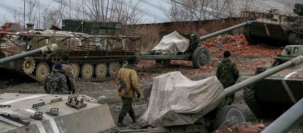 Militares ucranianos retiram material blindado na região de Gorlovka - Sputnik Brasil