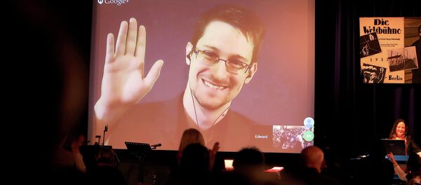 Edward Snowden em uma videoconferência em Berlim em 2014 recebendo a a Medalha Carl von Ossietzky Medal - Sputnik Brasil