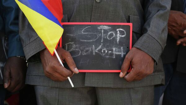 Um homem segurando uma placa Stop Boko Haram - Sputnik Brasil