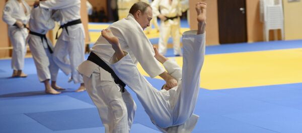 Presidente da Rússia, Vladimir Putin, participa do treino com a seleção russa de judô - Sputnik Brasil
