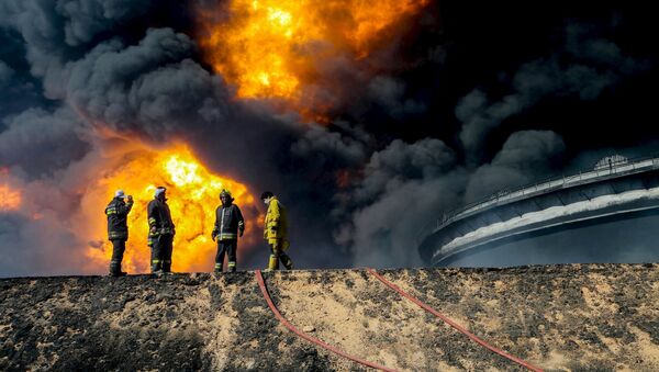 Bombeiros combatem o incêndio de um depósito de petróleo em Ras Lanuf, na Líbia - Sputnik Brasil