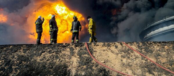 Bombeiros combatem o incêndio de um depósito de petróleo na Líbia - Sputnik Brasil