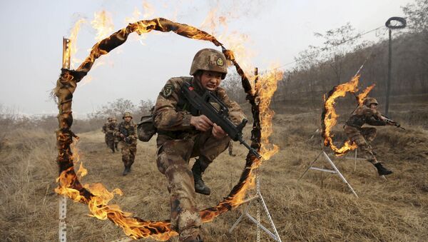 Soldados do Exército de Libertação Popular da China participam de exercícios militares em uma base militar em Tianshui - Sputnik Brasil
