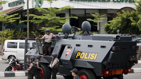 Policiais indonésios armados e um carro blindado no local da explosão que teve lugar em Jacarta, Indonésia, 14 de janeiro de 2016 - Sputnik Brasil