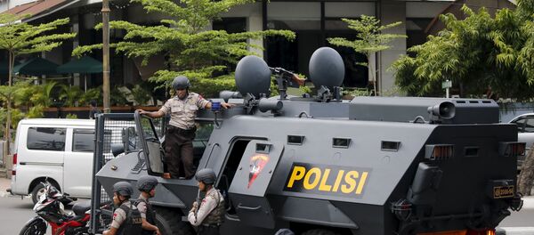 Policiais indonésios armados e um carro blindado no local da explosão que teve lugar em Jacarta, Indonésia, 14 de janeiro de 2016 - Sputnik Brasil